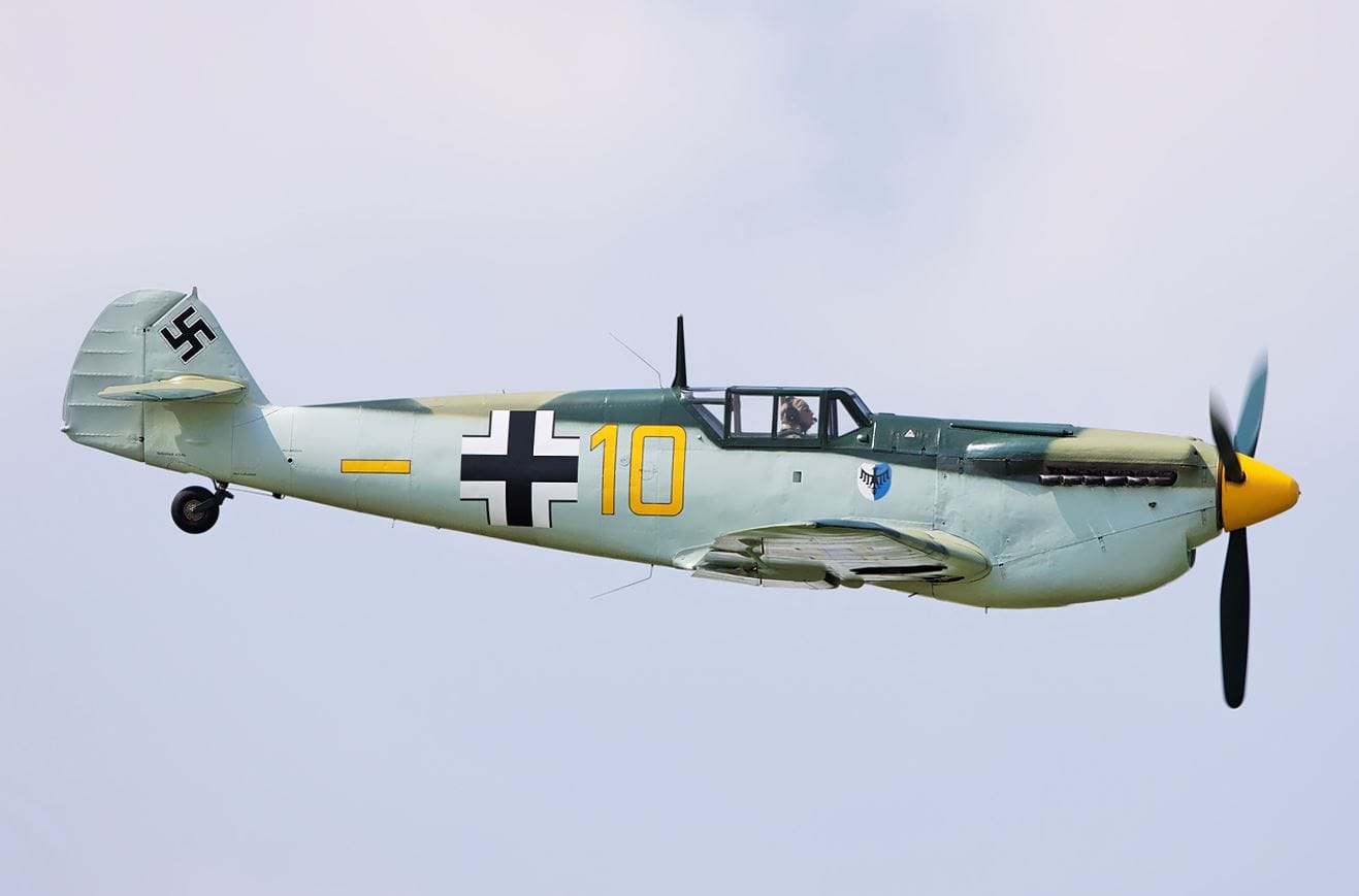 ha 1112 m1l buchon von links dreiblaettriger propeller